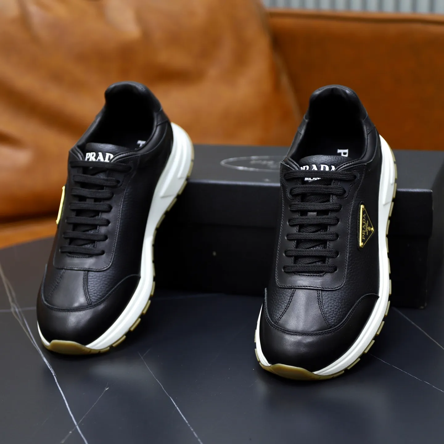 Factory price: 740💰Top original order Brand: PRADA (Prada) Standard code: Men's size 38/44 (45 can be customized) Grade: Same as the official website Material: Original cowhide stitching imported cowhide lining Original combination two-color wear-resistant soft outsole Style category: Leisure and sports version Young fashion European and American trend British style Color: Real picture color
